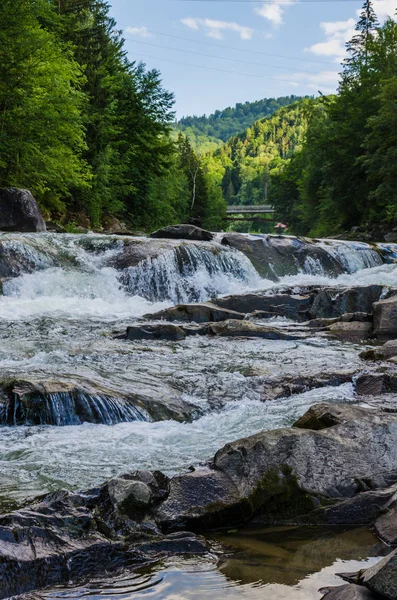 Yaremche Köyü şelale ile arka plan manzara