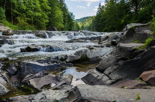 Yaremche Köyü şelale ile arka plan manzara