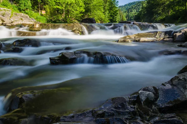 Yaremche Köyü şelale ile arka plan manzara