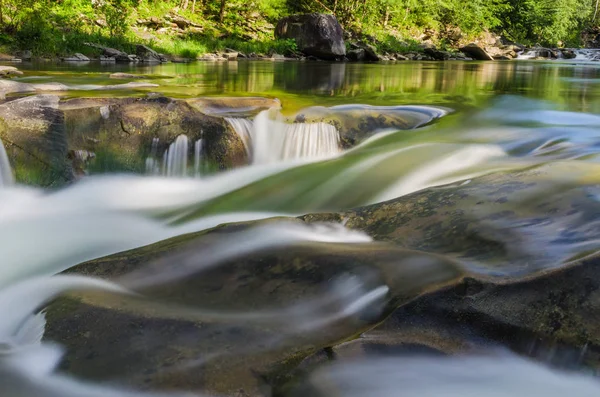 Yaremche Köyü şelale ile arka plan manzara