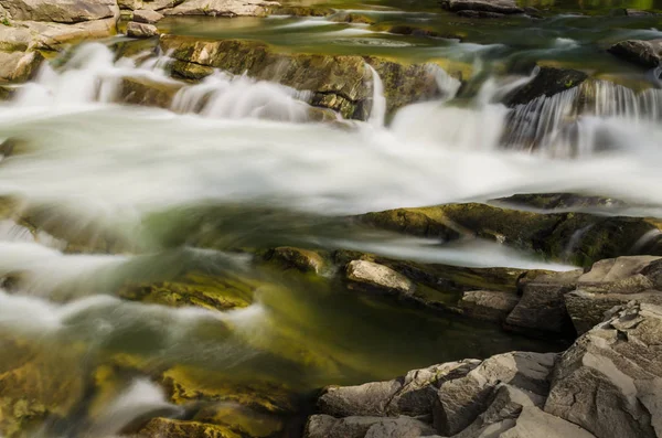 Yaremche Köyü şelale ile arka plan manzara