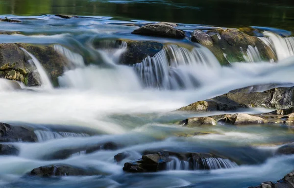 Yaremche Köyü şelale ile arka plan manzara