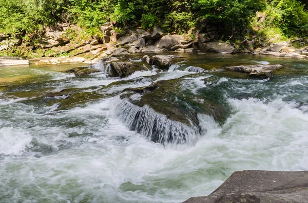 Yaremche Köyü şelale ile arka plan manzara