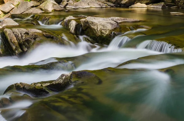 Sfondo paesaggio con cascata in Yaremche vilage — Foto Stock