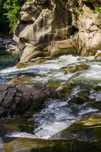 Yaremche Köyü şelale ile arka plan manzara
