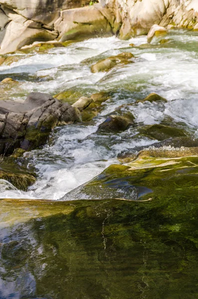 Yaremche Köyü şelale ile arka plan manzara