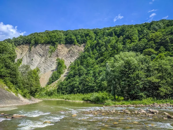 Yaremche Köyü şelale ile arka plan manzara