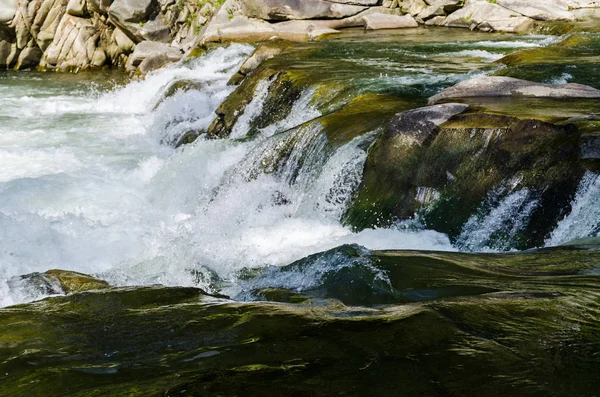 Yaremche Köyü şelale ile arka plan manzara