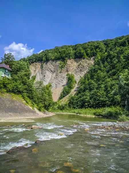 Yaremche Köyü şelale ile arka plan manzara
