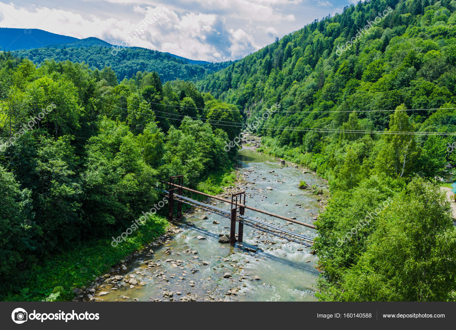Sfondo paesaggio con cascata in Yaremche vilage — Foto Stock © thaarey #160140588
