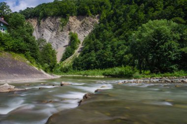 Yaremche Köyü şelale ile arka plan manzara