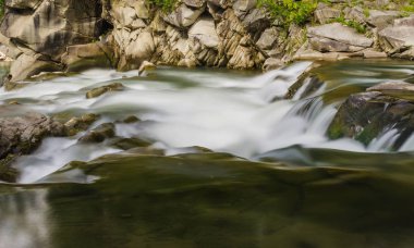 Yaremche Köyü şelale ile arka plan manzara