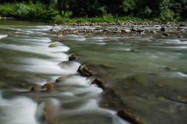 Yaremche Köyü şelale ile arka plan manzara