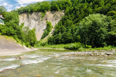 Yaremche Köyü şelale ile arka plan manzara
