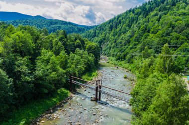 Yaremche Köyü şelale ile arka plan manzara