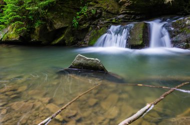 Yaremche Köyü şelale ile arka plan manzara