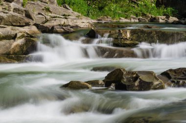 Yaremche Köyü şelale ile arka plan manzara