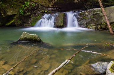 Yaremche Köyü şelale ile arka plan manzara