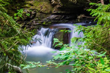 Yaremche Köyü şelale ile arka plan manzara