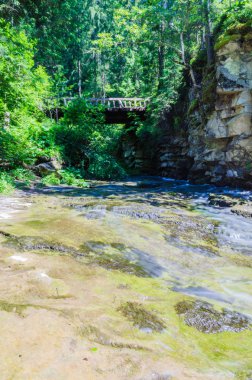 Yaremche Köyü şelale ile arka plan manzara