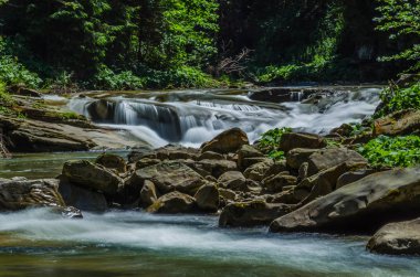 Yaremche Köyü şelale ile arka plan manzara