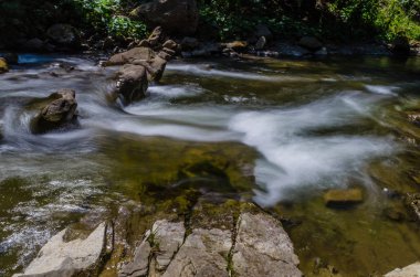 Yaremche Köyü şelale ile arka plan manzara