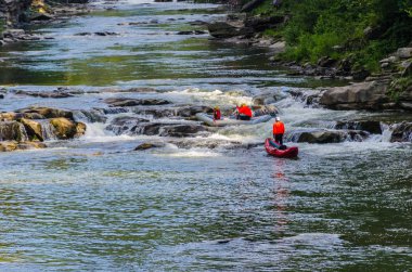 Yaremche Köyü şelale ile arka plan manzara