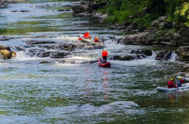 Yaremche Köyü şelale ile arka plan manzara