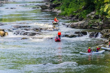 Yaremche Köyü şelale ile arka plan manzara