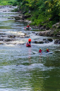 Yaremche Köyü şelale ile arka plan manzara