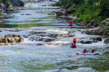 Yaremche Köyü şelale ile arka plan manzara