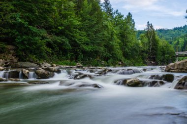 Yaremche Köyü şelale ile arka plan manzara