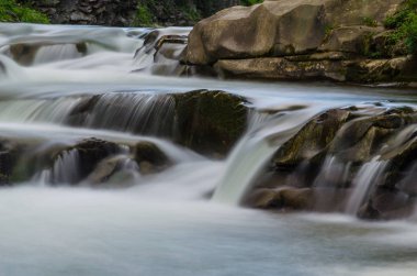 Yaremche Köyü şelale ile arka plan manzara