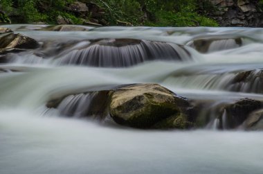 Yaremche Köyü şelale ile arka plan manzara