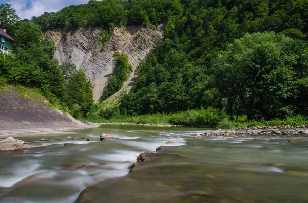 Yaremche Köyü şelale ile arka plan manzara