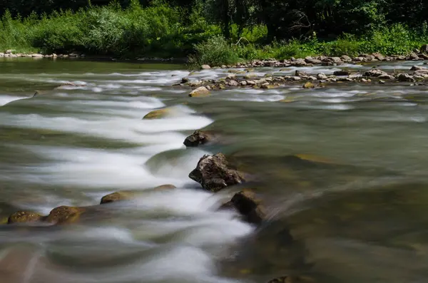 Yaremche Köyü şelale ile arka plan manzara