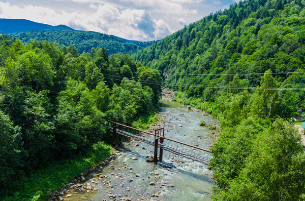 фон с водопадом в деревне Яремче
