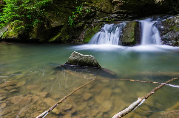 Yaremche Köyü şelale ile arka plan manzara