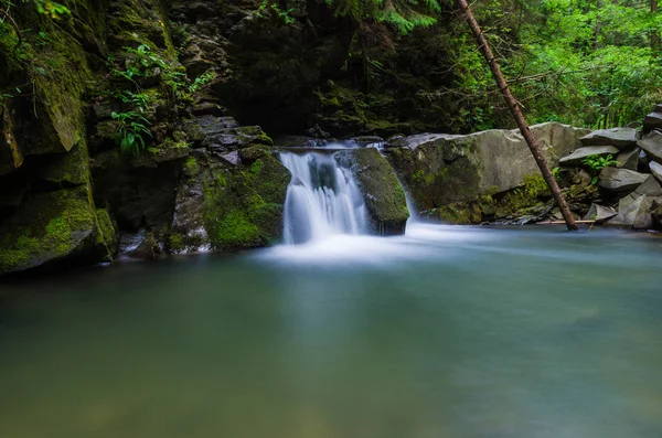 Paisagem de fundo com cachoeira em Yaremche vilage — Fotografia de Stock