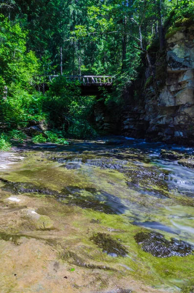 Hintergrundlandschaft mit Wasserfall im Yaremche-Dorf — Stockfoto