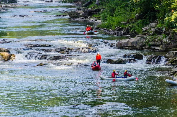 Yaremche Köyü şelale ile arka plan manzara