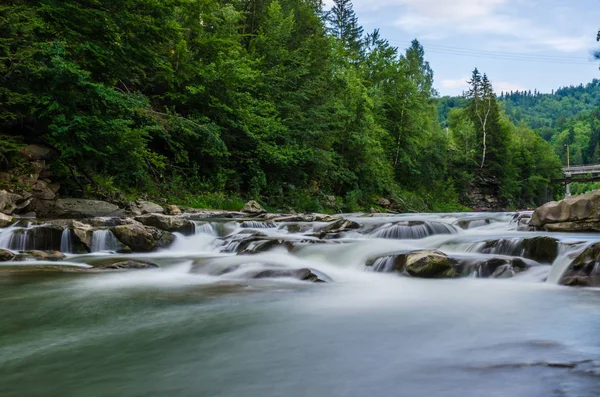 Yaremche Köyü şelale ile arka plan manzara