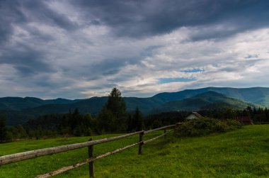 Karpat Dağları Yaremche görünümünde manzara