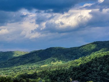 Karpat Dağları Yaremche görünümünde manzara