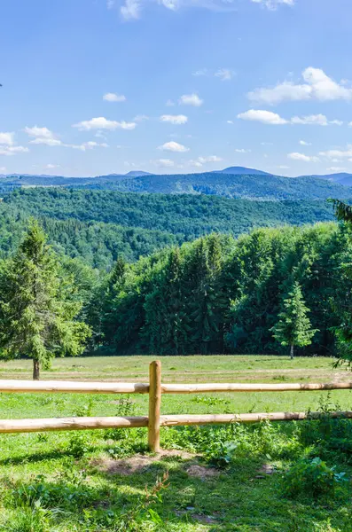 Cárpatos montanhas paisagem vista em Yaremche — Fotografia de Stock