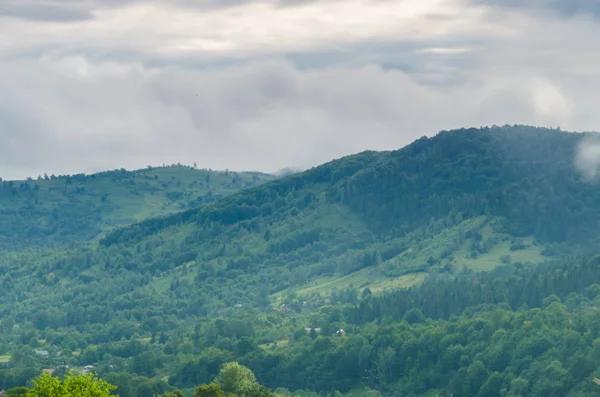 Cárpatos montanhas paisagem vista em Yaremche — Fotografia de Stock