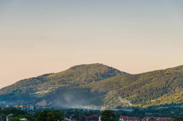 Karpaterna liggande vy i Yaremche — Stockfoto