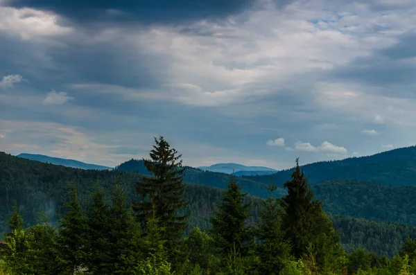 Карпатські гори краєвид подання в Яремче — стокове фото