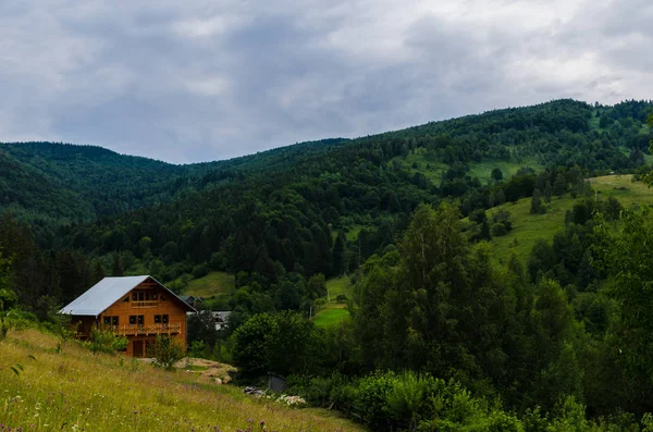 Karpaten Landschaft Blick in Yaremche — Stockfoto