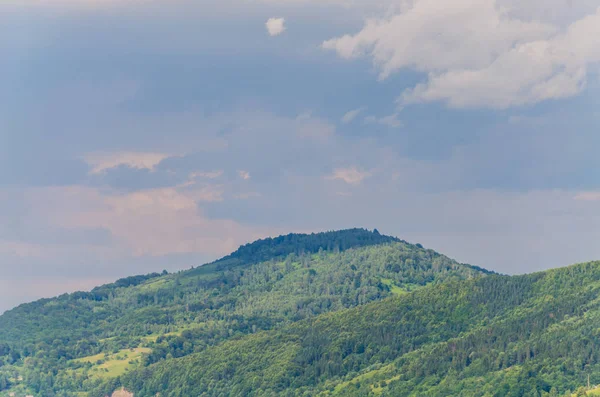 Karpat Dağları Yaremche görünümünde manzara